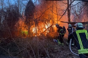 Feuerwehr Dortmund: FW-DO: Hütten und Verschläge brennen in einem Waldstück am Phoenixsee