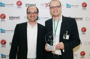 Brille24 GmbH: Brille24 revolutioniert den Brillenmarkt / Onlineoptiker aus Oldenburg gewinnt die "Internet World Business Idee 2011"