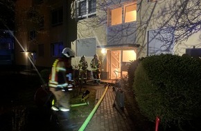 Feuerwehr Mettmann: FW Mettmann: Feuer im Dachbereich eines Mehrfamilienhauses forderte Einsatz der Feuerwehr Mettmann. Die Feuerwehr führte Löschmaßnahmen durch, das Haus ist weiterhin bewohnbar, verletzt wurde niemand.