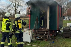 Kreisfeuerwehr Rotenburg (W&uuml;mme): FW-ROW: Bauwagen brennt in Wilstedt