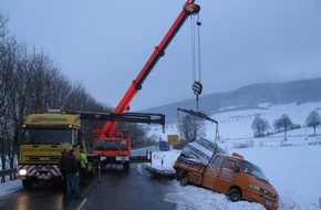 Polizeiinspektion Hameln-Pyrmont/Holzminden: POL-HOL: Eisglatte Fahrbahn zwischen Lobach und Arholzen: Beim Bremsen im Graben gelandet -Aufwändige Bergung des Gespanns erforderlich / Sachschaden gering -