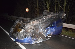 Polizeiinspektion Nienburg / Schaumburg: POL-STH: Pkw überschlägt sich auf Brücke