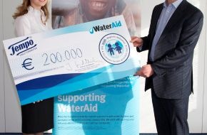 Tempo: "Tempo Hygiene-Initiative" erzielt 200.000 Euro (mit Bild) / Spendensumme in London an Projektpartner WaterAid übergeben / Spendengelder kommen direkt Projekten in Uganda zu Gute