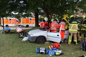 FW-SE: Feuer und Verkehrsunfall zugleich - Erfolgreiche Alarmübung in Wakendorf II