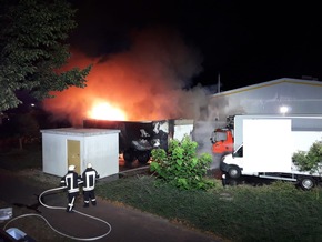 Feuerwehr Kalkar: Vier LKWs bei Brand beschädigt