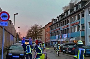 Feuerwehr Essen: FW-E: Zimmerbrand in Dachgeschosswohnung eines Mehrfamilienhauses an der Lützowstraße, zwei Personen verletzt