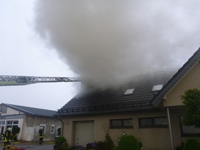 FW Lage: Dachstuhlbrand in einem Einfamilienhaus