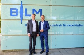 BLM Bayerische Landeszentrale f&uuml;r neue Medien: Strafbarer Hass: Erkennen. Verfolgen. Entfernen. / Wie Medienaufsicht und Strafverfolgung im Internet zusammenarbeiten / neuer Flyer