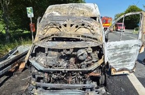 Polizeiinspektion Delmenhorst / Oldenburg - Land / Wesermarsch: POL-DEL: Landkreis Wesermarsch: Transporter ger&auml;t auf der Bundesstra&szlig;e 437 in Stadland in Brand +++ Drei Insassen bleiben unverletzt