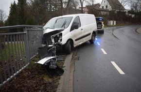 Kreispolizeibehörde Herford: POL-HF: Alleinunfall auf abschüssiger Strecke - Fahrer ohne gültigen Führerschein unterwegs