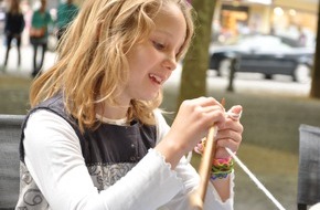 Wolle Schweiz: Weltweiter Tag des öffentlichen Strickens 2012: Jetzt stricken sie wieder öffentlich und helfen