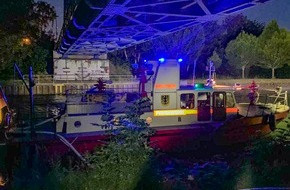 Feuerwehr Dortmund: FW-DO: Holzhaufen brennt auf Freigelände - Löschboot zur Wasserversorgung alarmiert