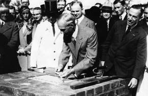 Ford-Werke GmbH: Vor 75 Jahren legten Henry Ford und Konrad Adenauer Grundstein für Kölner Ford-Werk