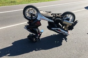 Polizeidirektion Neustadt/Weinstraße: POL-PDNW: Verkehrsunfall mit verletztem Rollerfahrer und verletzter Sozia