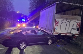 Polizei Bielefeld: POL-BI: Kollision mit geparktem Lkw