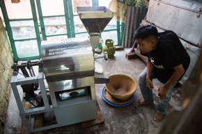 Global Micro Initiative e.V. fördert Kaffee-Röster in Indonesien / Mikrokredite machen Kaffee zur Lebensgrundlage