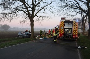 Freiwillige Feuerwehr Gemeinde Schiffdorf: FFW Schiffdorf: Schwerer Verkehrsunfall - Straße voll gesperrt. /Bremerhavener kommt von Straße ab und prallt gegen Baum./