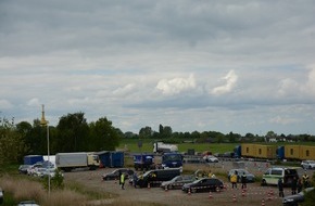 Polizeiinspektion Cuxhaven: POL-CUX: Landkreis Wesermarsch/Landkreis Cuxhaven: Großkontrolle auf der Bundesstraße 437 im Bereich des Wesertunnels