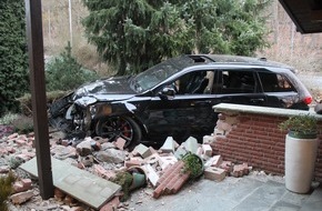 Kreispolizeibehörde Märkischer Kreis: POL-MK: Flucht vor der Polizei: Auto durchschlägt Ziermauer eines Wohnhauses