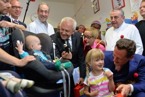 Deutsches Herzzentrum Berlin erhält Vorlese- und Erzählkoffer aus limitierter Sonderedition: Übergabe mit Dr. Rüdiger Grube und Dr. Eckart von Hirschhausen (FOTO)