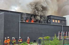 Feuerwehr Neum&uuml;nster: FW Neum&uuml;nster: Gro&szlig;brand in Lagerhallenkomplex - rund 58-st&uuml;ndiger Gro&szlig;einsatz mit etwa 300 Kr&auml;ften