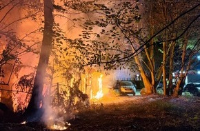 Feuerwehr Essen: FW-E: Brand eines Unterstandes in Burgaltendorf - mehrere Gasflaschen geborgen