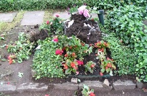 Polizeiinspektion Hameln-Pyrmont/Holzminden: POL-HM: Vandalen beschädigen 40 Gräber auf Friedhof
