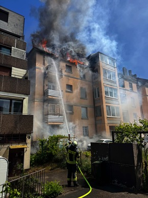 FW-EN: Erstmeldung: Dachstuhlbrand mit Menschenrettung in der Schöntaler Straße - 2 Personen mit Drehleiter gerettet