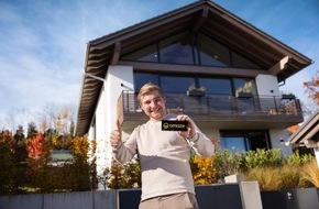 Omaze: Bank-Azubi räumt ab: 21-Jähriger gewinnt 2,8-Millionen-Euro-Luxusvilla in Bayern - für nur 25 Euro