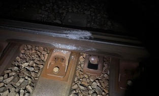 Bundespolizeiinspektion Erfurt: BPOLI EF: Jugendstreich oder b&ouml;se Absicht? Steine auf Gleisen behindern Bahnverkehr