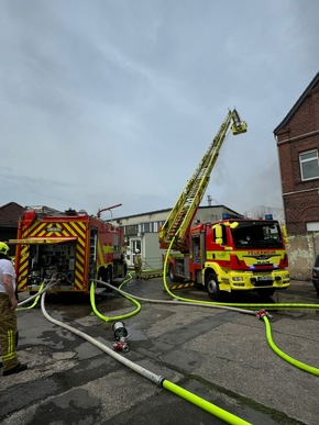 FW Ratingen: Großbrand in Gewerbegebiet - Rauchwolke zieht über Ratinger Stadtgebiet