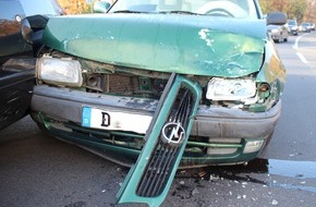 Polizei Mettmann: POL-ME: Verkehrsunfall: Zwei leicht Verletzte und hoher Sachschaden - Hilden - 1811099