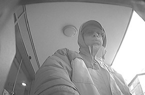 Polizei Düsseldorf: POL-D: Düsseldorf/Neuss Kreditkartenbetrüger erbeutet mehrere Tausend Euro - Polizei fahndet mit Fotos aus Überwachungskameras - Fotos angehängt