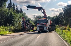 Polizei Coesfeld: POL-COE: Havixbeck, L581/ Lkw verunglückt, Straße gesperrt