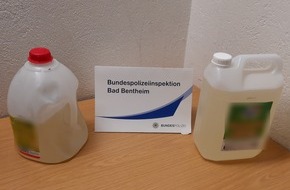 Bundespolizeiinspektion Bad Bentheim: BPOL-BadBentheim: Zwei Kanister flüssiges Amphetamin im Fußraum / Drogenschmuggler an der Grenze festgenommen