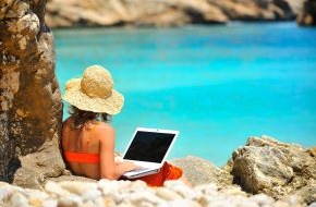 CosmosDirekt: Online im Urlaub: Jeder Zweite nutzt das Internet auch auf Reisen (BILD)