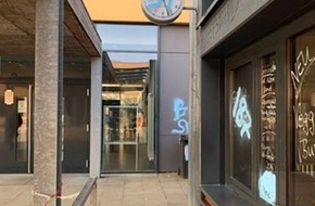 Polizeidirektion Landau: POL-PDLD: Edenkoben - Unbekannte beschmieren die Fassade des Gymnasiums mit Hakenkreuz und Beleidigungen gegen die Polizei