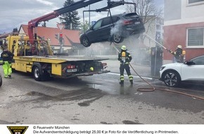 Feuerwehr München: FW-M: Pkw hochgehoben und abgelöscht (Moosach)