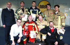 Feuerwehr Düsseldorf: FW-D: 10. Skyrun der Düsseldorfer Feuerwehr
-Feuerwehrleute trotzen dem Regen beim Himmelslauf am ARAG-Tower-