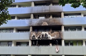 Feuerwehr Erkrath: FW-Erkrath: Wohnungsbrand in Mehrfamilienhaus mit umfangreicher Menschenrettung - Acht Verletzte, davon drei leichtverletzte Feuerwehrangeh&ouml;rige