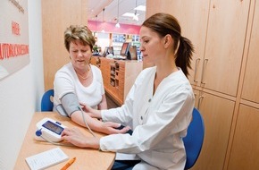 ABDA Bundesvgg. Dt. Apothekerverbände: Selbstmessung des Blutdrucks vom Apotheker erklären lassen (mit Bild)