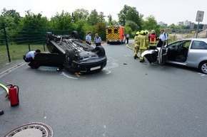 FW Ratingen: Verkehrsunfall - PKW auf Dach - zwei Verletzte (bebildert)