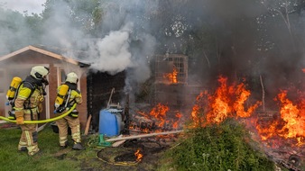 Feuerwehr Dresden: FW Dresden: Brand von Gartenlauben