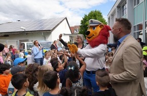 Polizeipräsidium Südosthessen: POL-OF: Kinderkommissar LEON in Erlensee: LEON-Hilfe-Inseln vor 180 Vorschulkindern vorgestellt!