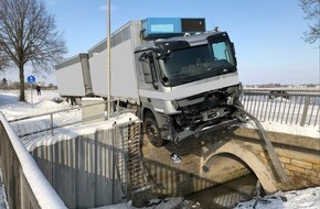 Polizei Minden-Lübbecke: POL-MI: LKW durchbricht Brückengeländer