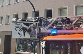 Feuerwehr Essen: FW-E: Verpuffung in einem Mehrfamilienhaus-drei Personen leicht verletzt