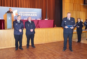FW-Stormarn: Mitgliederversammlung: Thomas Proß von der Feuerwehr Poggensee mit dem deutschen Feuerwehr-Ehrenkreuz in Silber ausgezeichnet