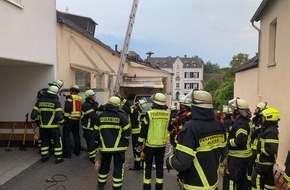 Freiwillige Feuerwehr der Gemeinde Alfter: FW Alfter: Brandeinsatz - Unklare Rauchentwicklung zwischen zwei Wohngebäuden