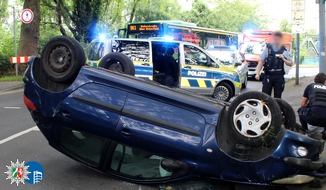 Polizeipräsidium Oberhausen: POL-OB: Junger Fahrer verliert Kontrolle über Kleinwagen und landet auf dem Dach