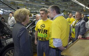 Opel Automobile GmbH: Bundeskanzlerin Angela Merkel bei Opel in Rüsselsheim / Auch hessischer Ministerpräsident sprach vor 3.000 Opel-Mitarbeitern / GM Europa-Präsident Carl-Peter Forster skizzierte Zukunftsplan für Opel